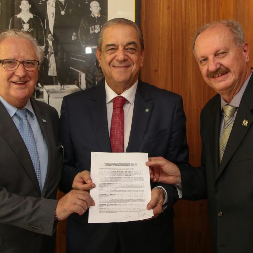 Pereira, Betinho e Boscolo após assinatura do convênio