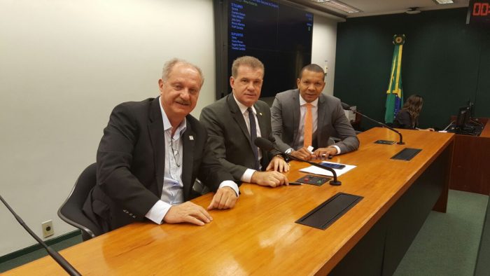 Arialdo Boscolo ao lado de Evandro Roman, Deputado Federal e de Richard Gomes, Chefe da Assessoria Parlamentar do Ministro do Esporte